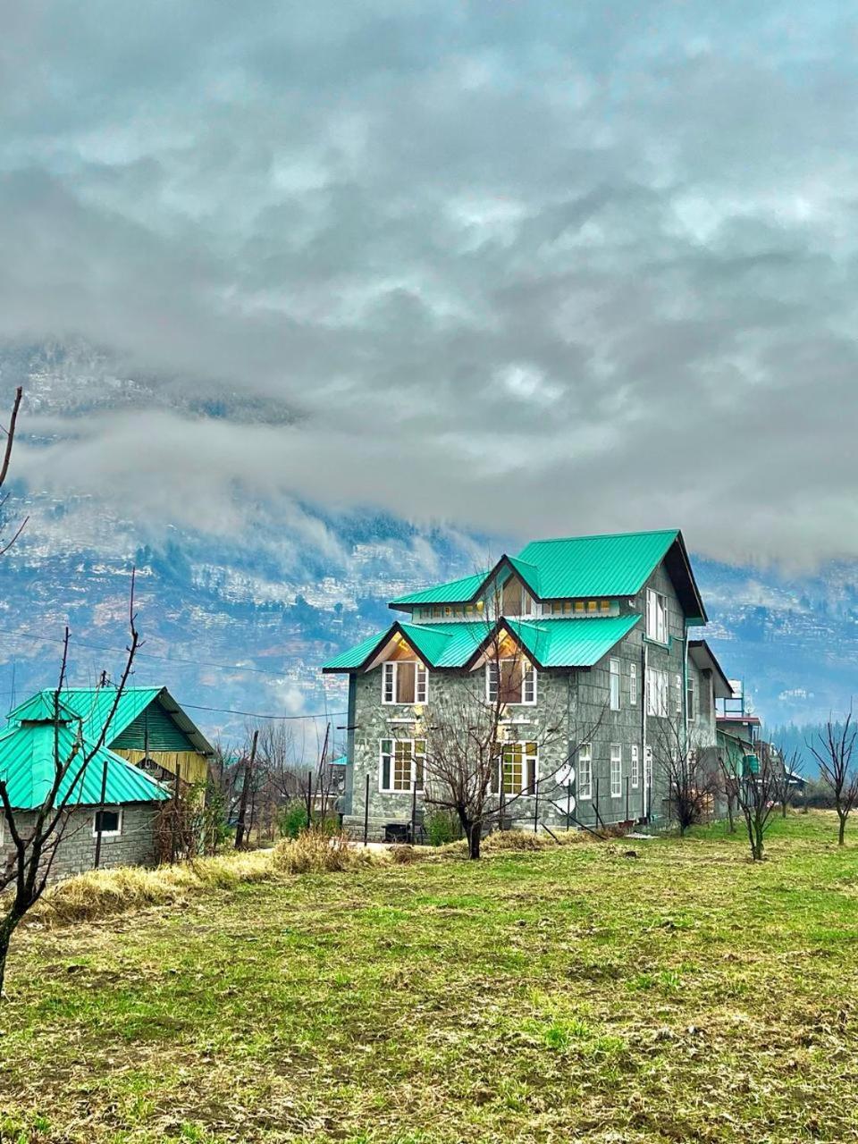 Fluestern Hostel And Cafe Nagar  Exterior photo