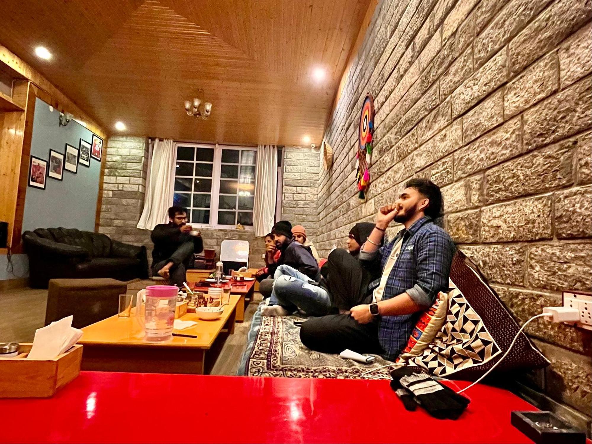 Fluestern Hostel And Cafe Nagar  Exterior photo