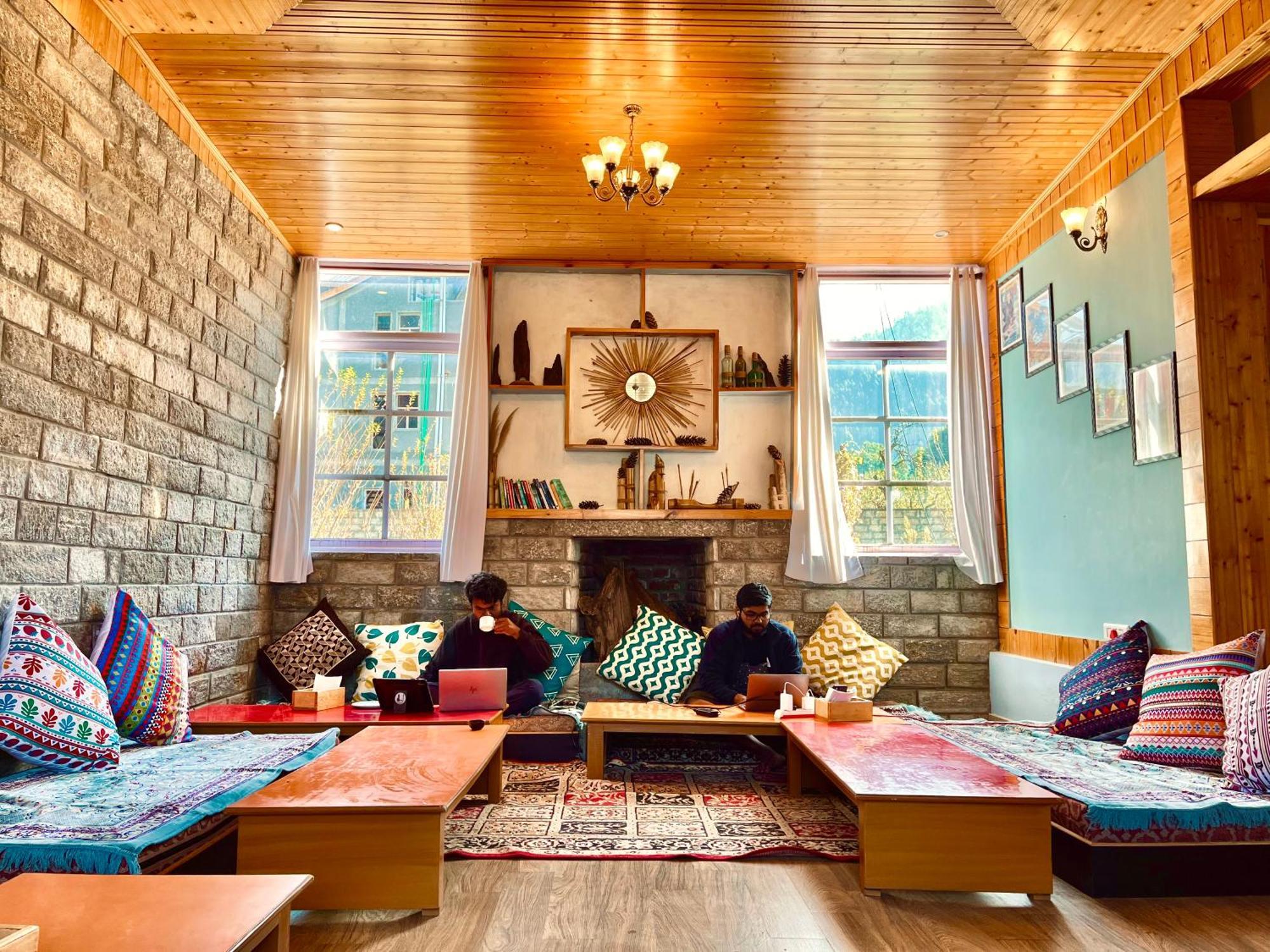 Fluestern Hostel And Cafe Nagar  Exterior photo