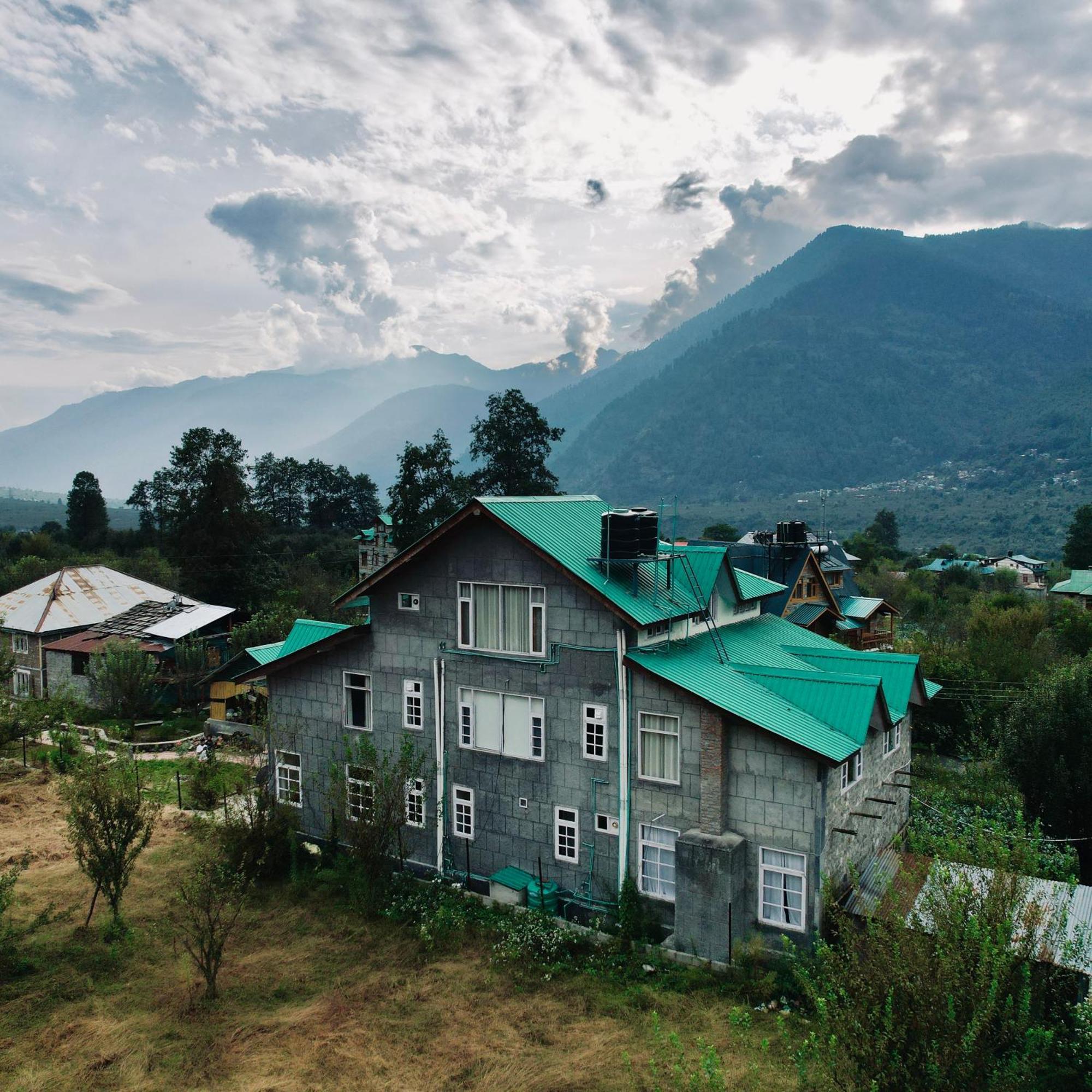 Fluestern Hostel And Cafe Nagar  Exterior photo