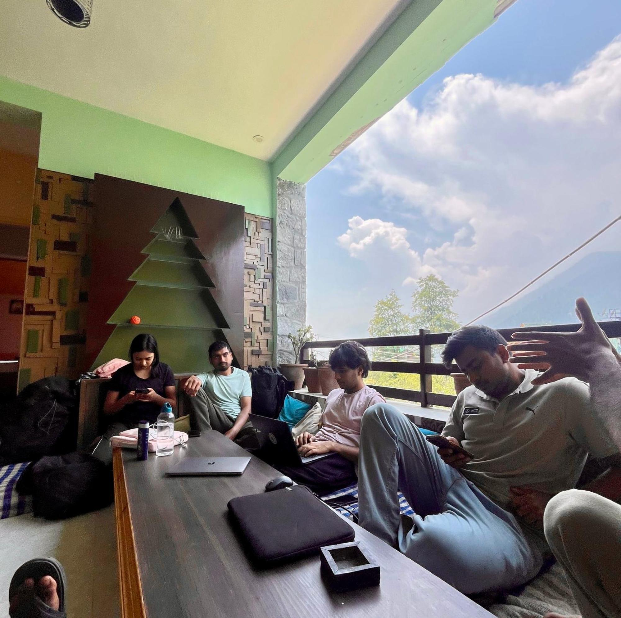 Fluestern Hostel And Cafe Nagar  Exterior photo